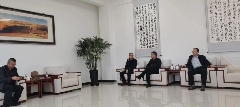公司與哈密市政府領(lǐng)導洽談公司新疆發(fā)展思路，加大助力新疆能源發(fā)展！